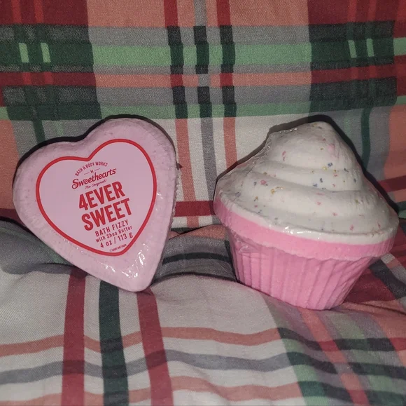 5 for $25 | NWT Bath & Body Works x Sweethearts and Confetti Cupcake Fizzy Bombs - Picture 3 of 4
